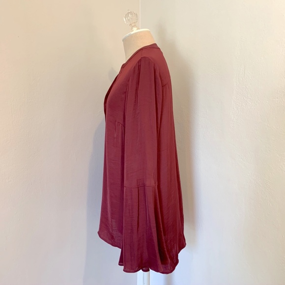 NWOT Simply Vera Wang Silky Red Bell Sleeve Blouse - Picture 4 of 11